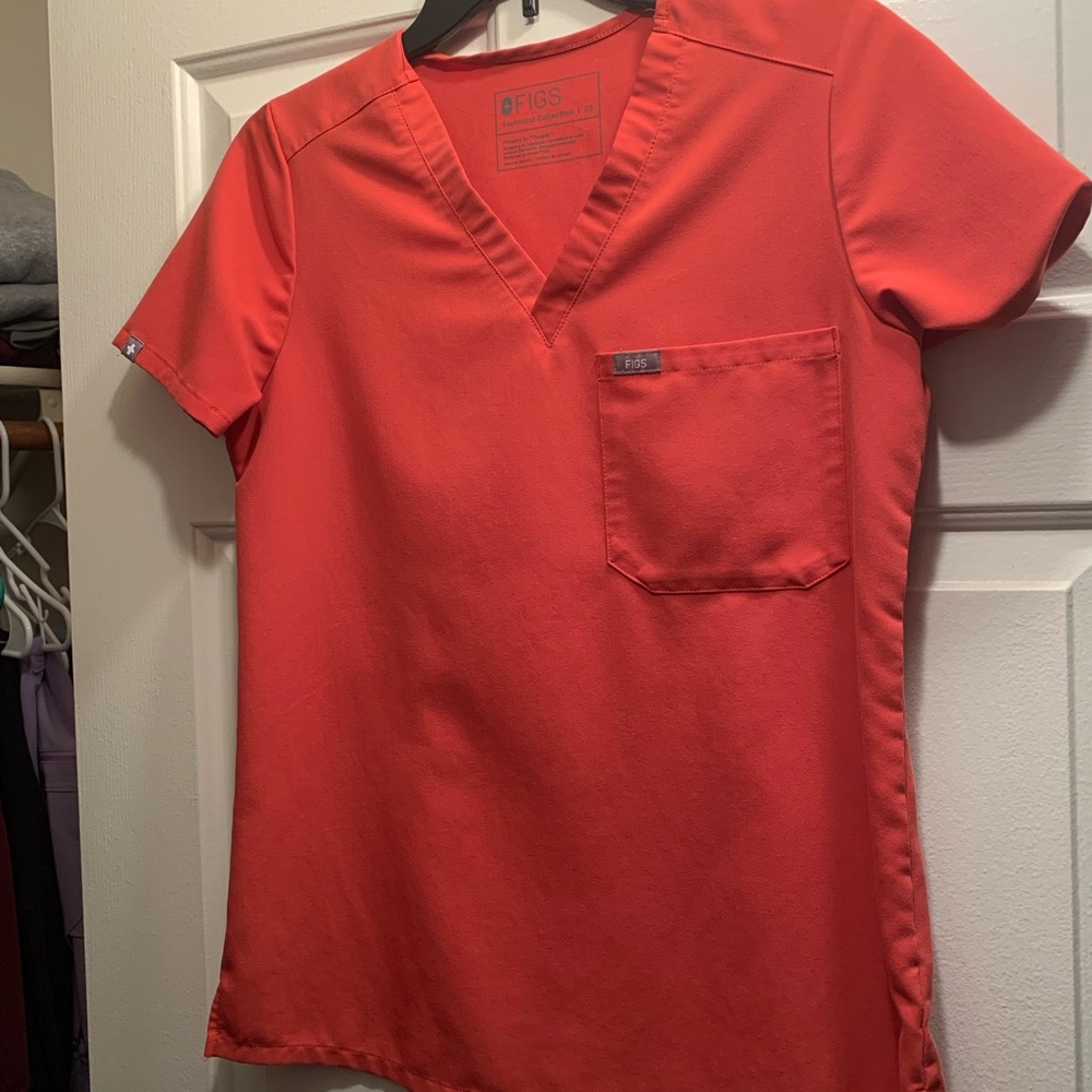 Clay Figs scrub top